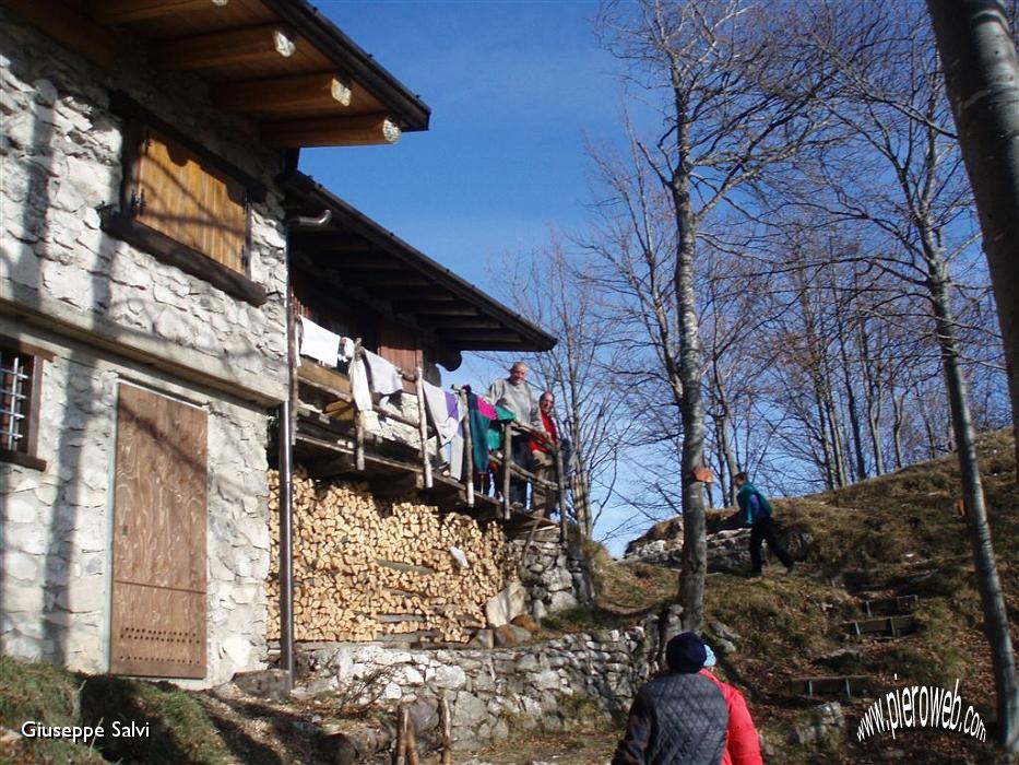 24° Salutando l'accogliente Bivacco Testa.JPG